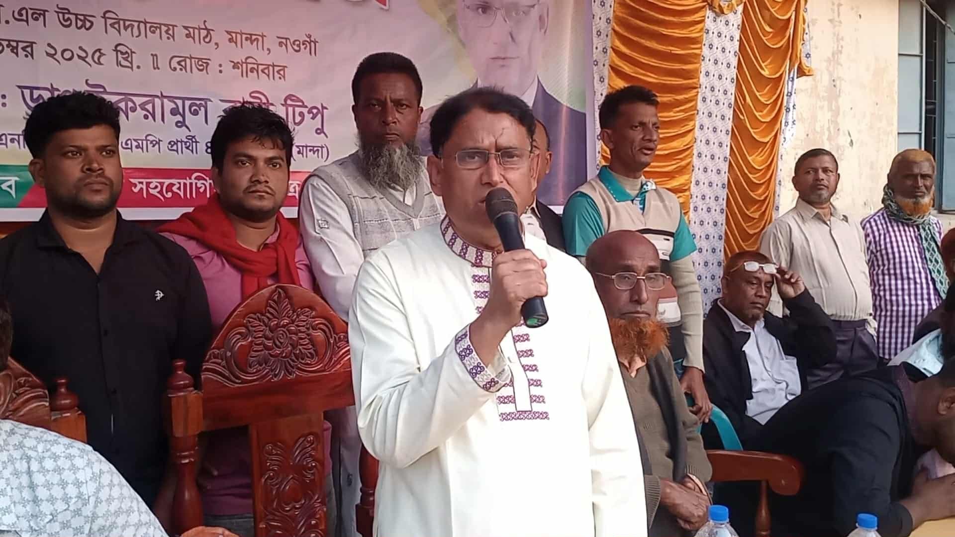 নওগাঁর মান্দায় ফতেপুর নক-আউট অলিম্পিক ফুটবল টুর্নামেন্টের উদ্বোধন করলেন ডাঃ টিপু